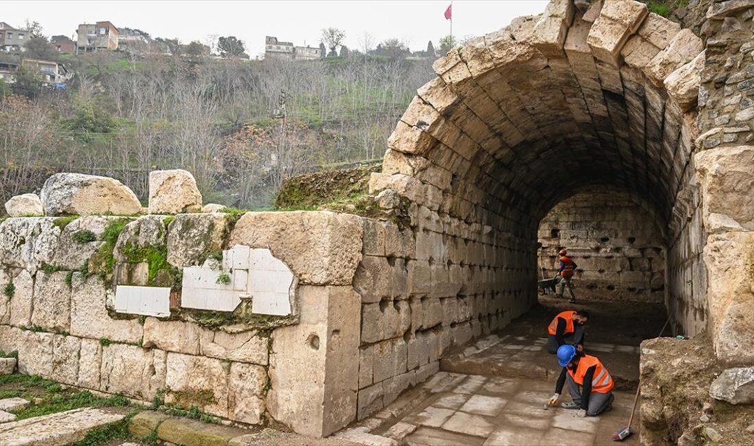 İzmir merkezindeki Smyrna Antik Kenti'nde yaklaşık 20 bin seyirci kapasiteli