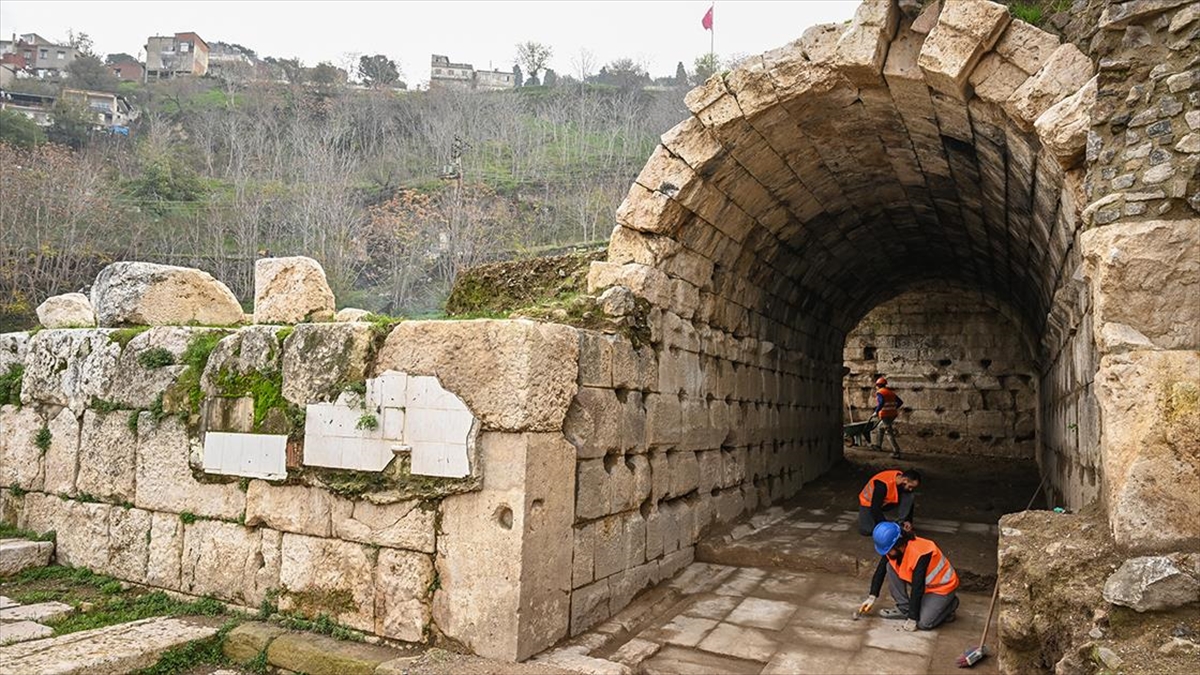 İzmir merkezindeki Smyrna Antik Kenti'nde yaklaşık 20 bin seyirci kapasiteli