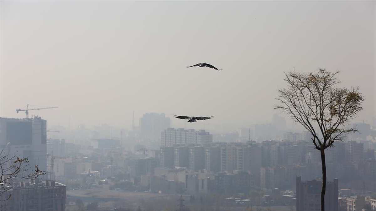İran'ın başkenti Tahran'da hava kirliliğinin 160 mikrogram/metreküp olarak ölçüldüğü ve