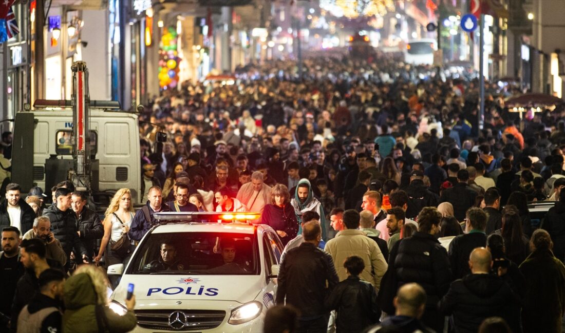 Çok sayıda polis ekibinin görev yaptığı Taksim Meydanı ve İstiklal