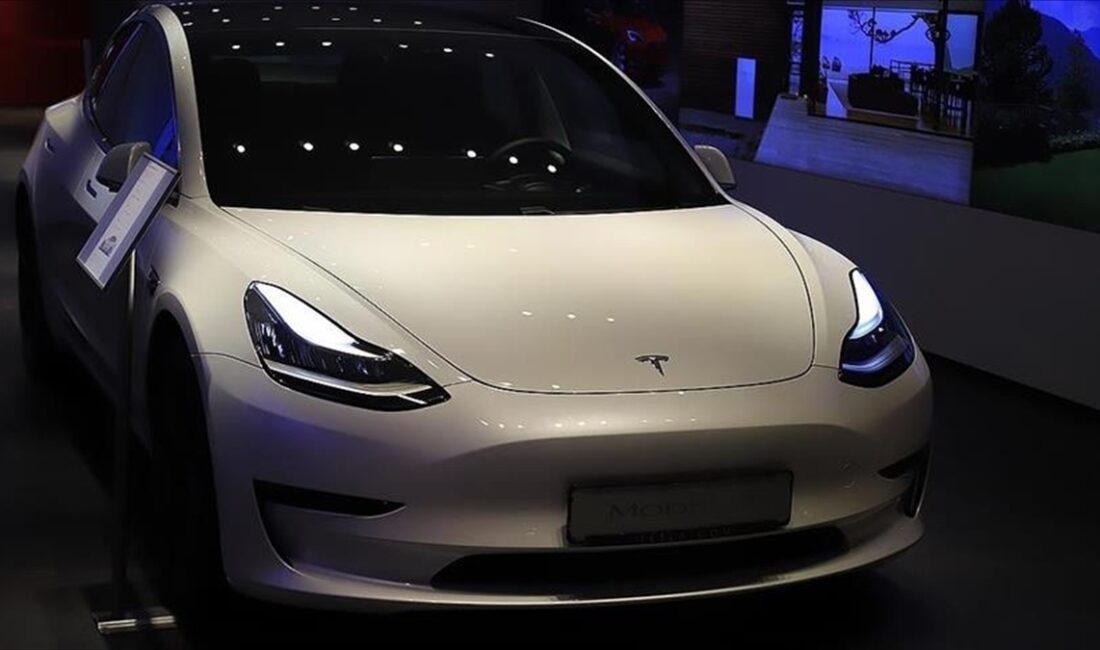 ABD'li elektrikli otomobil üreticisi Tesla'nın çarpışma sırasında kapı kilitlerinin açılması
