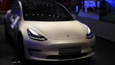 ABD'li elektrikli otomobil üreticisi Tesla'nın çarpışma sırasında kapı kilitlerinin açılması