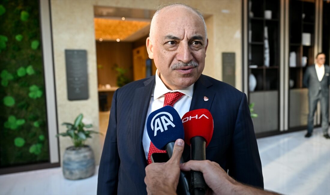 Türkiye Futbol Federasyonu (TFF) Başkanı Mehmet Büyükekşi, Galatasaray ile Fenerbahçe