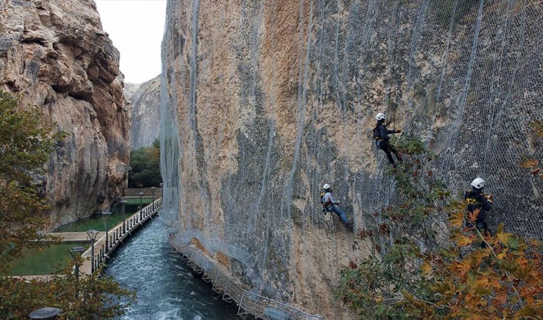 Malatya'nın Darende ilçesinde turistlerin uğrak yerlerinden olan Tohma Kanyonu'nun yamaçları,