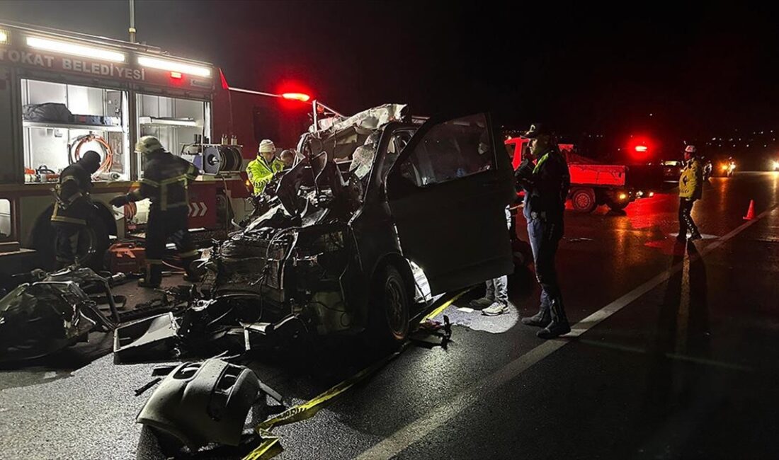 Tokat'ta kamyona arkadan çarpan minibüsteki 5 kişi hayatını kaybetti.