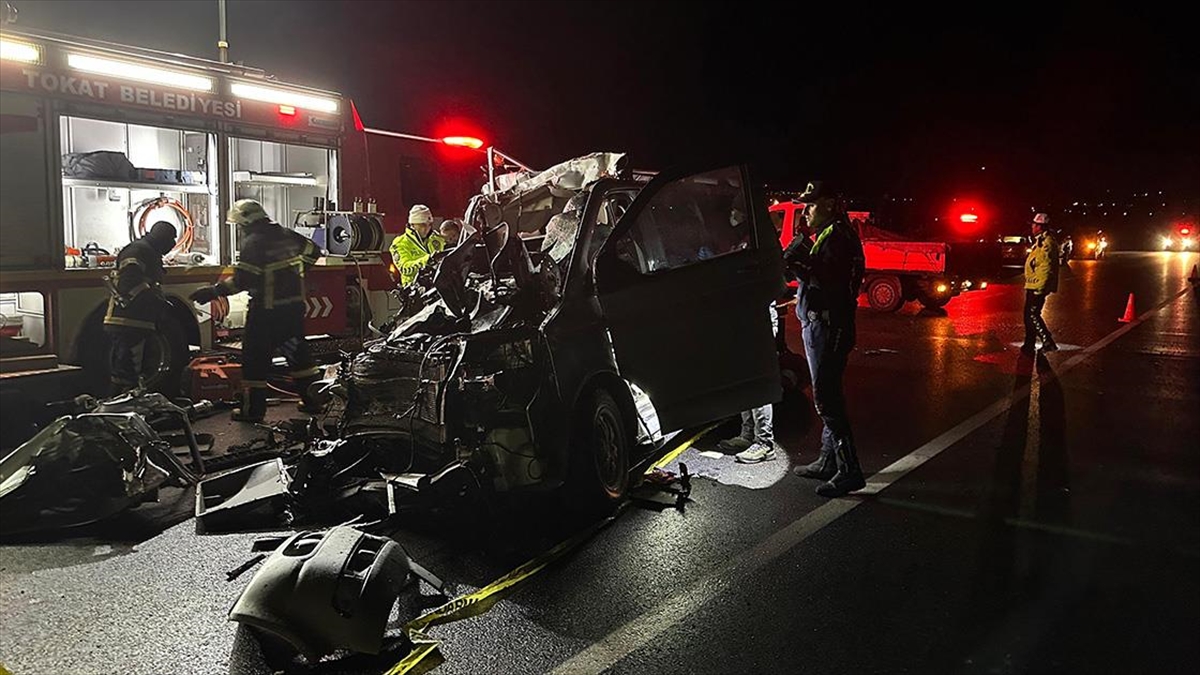 Tokat'ta kamyona arkadan çarpan minibüsteki 5 kişi hayatını kaybetti.