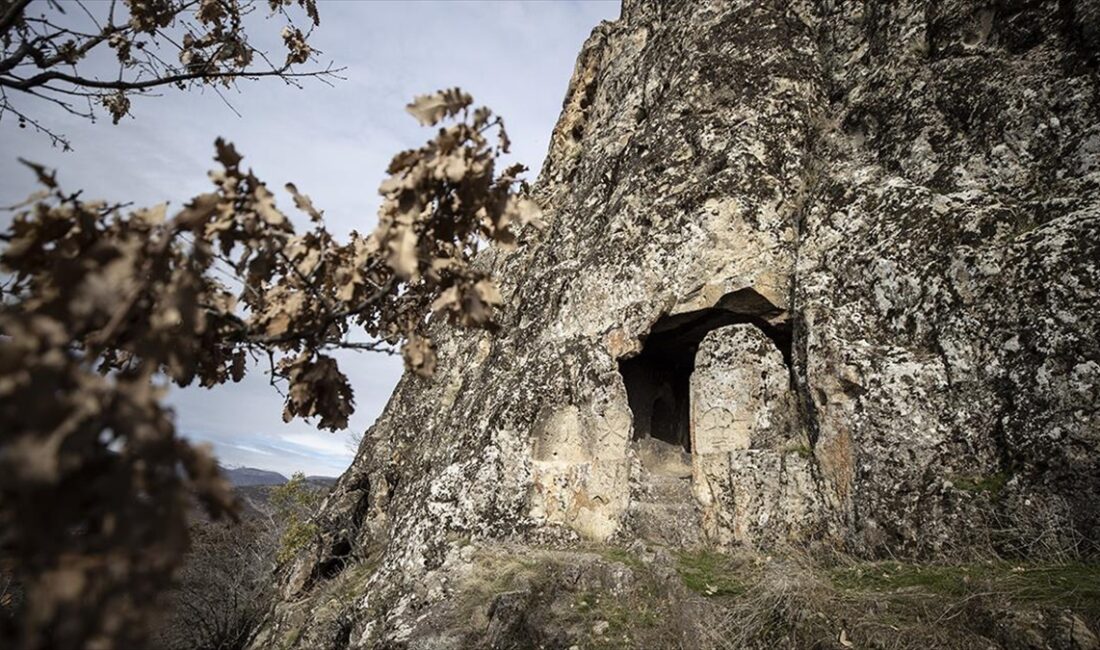 TUNCELI (AA) – Kalelerin yanı sıra tarihi çeşme, cami, kilise