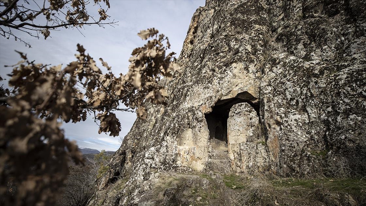 TUNCELI (AA) – Kalelerin yanı sıra tarihi çeşme, cami, kilise