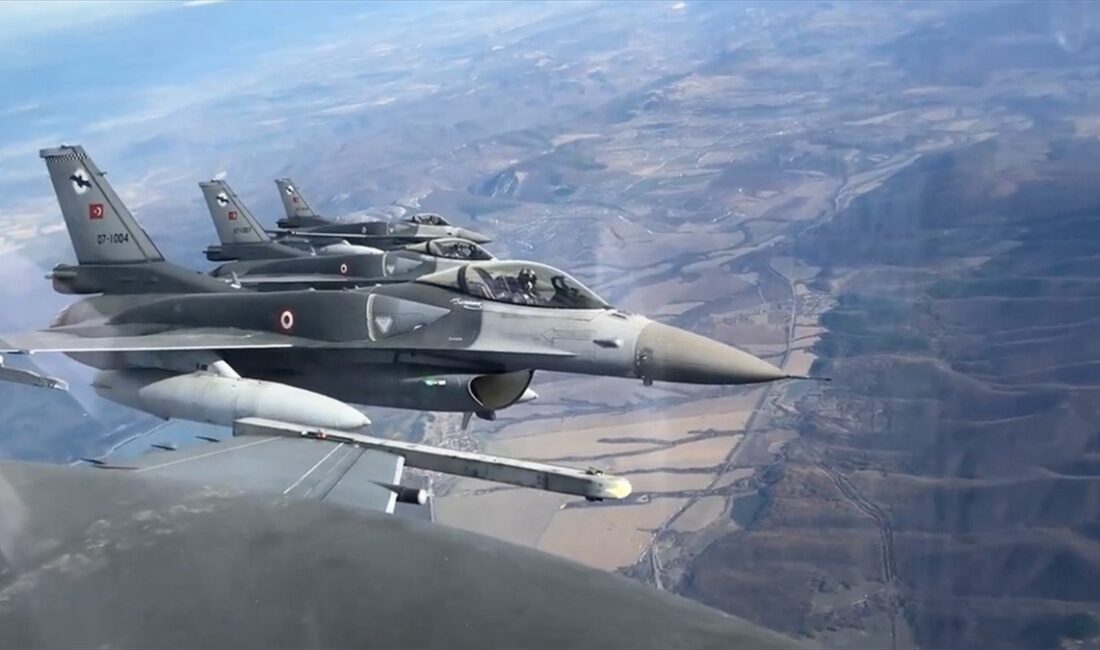 Hava Kuvvetleri Komutanlığına ait F-16 uçaklarının, Bükreş'te selamlama uçuşu yaptığı