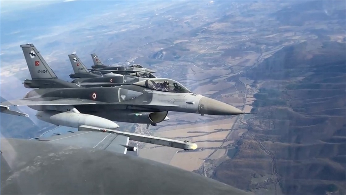 Hava Kuvvetleri Komutanlığına ait F-16 uçaklarının, Bükreş'te selamlama uçuşu yaptığı