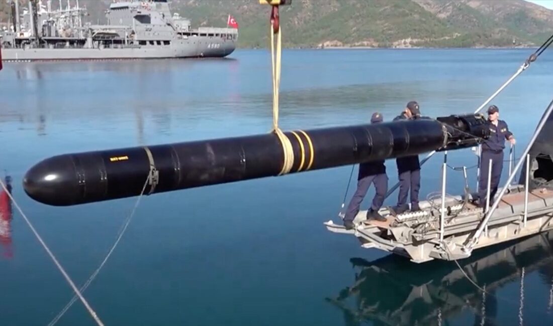 Türkiye'nin Mavi Vatan'daki yeni gücü AKYA hedefi tam isabetle vurdu Roketsan tarafından geliştirilen milli ağır torpido AKYA'nın harp başlıklı ilk