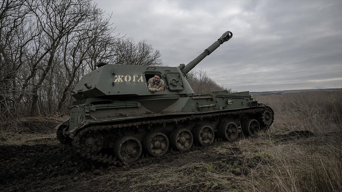 Ukrayna ordusundaki topçu birliğindeki görevli askerler, savaş alanında kısa bir