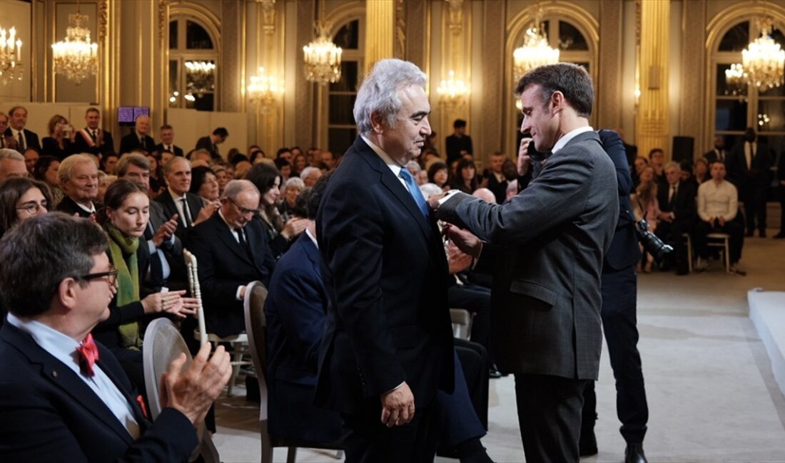Fransa Cumhurbaşkanı Emmanuel Macron, Elysee Sarayı'nda düzenlenen özel bir törenle