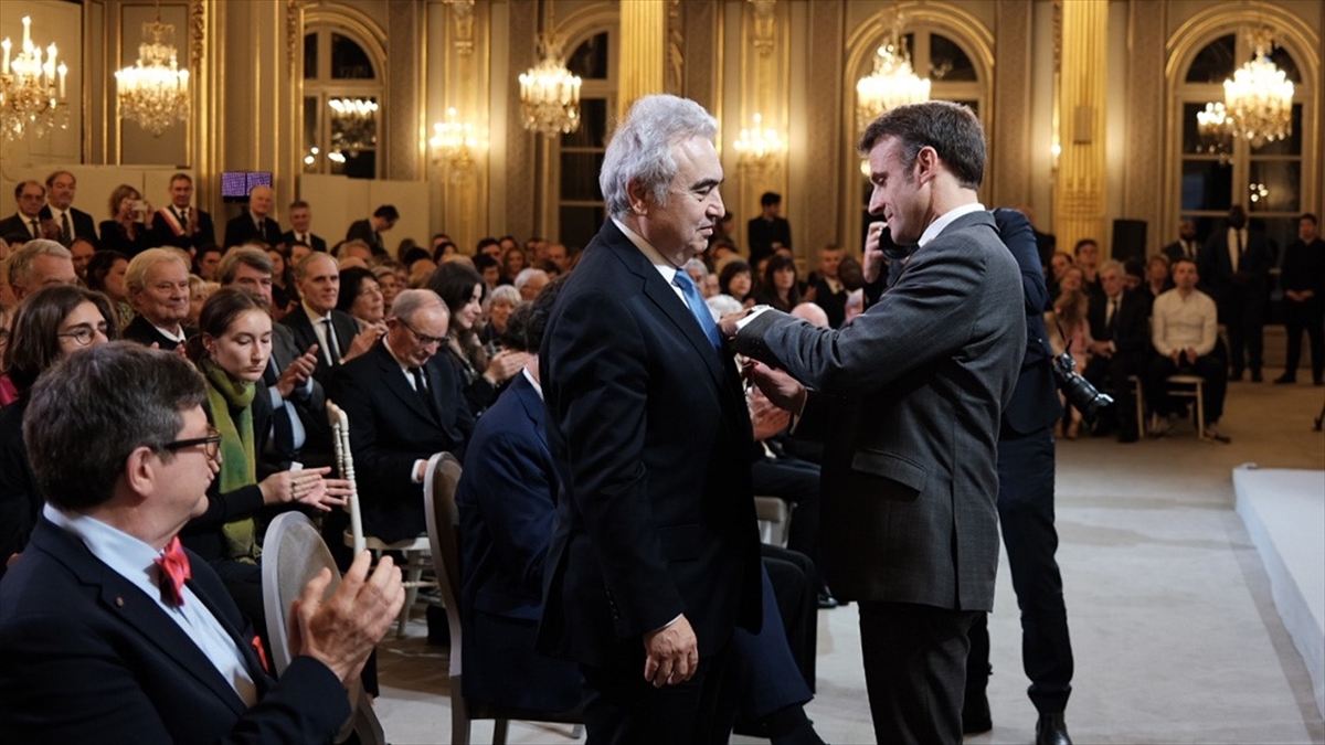 Fransa Cumhurbaşkanı Emmanuel Macron, Elysee Sarayı'nda düzenlenen özel bir törenle