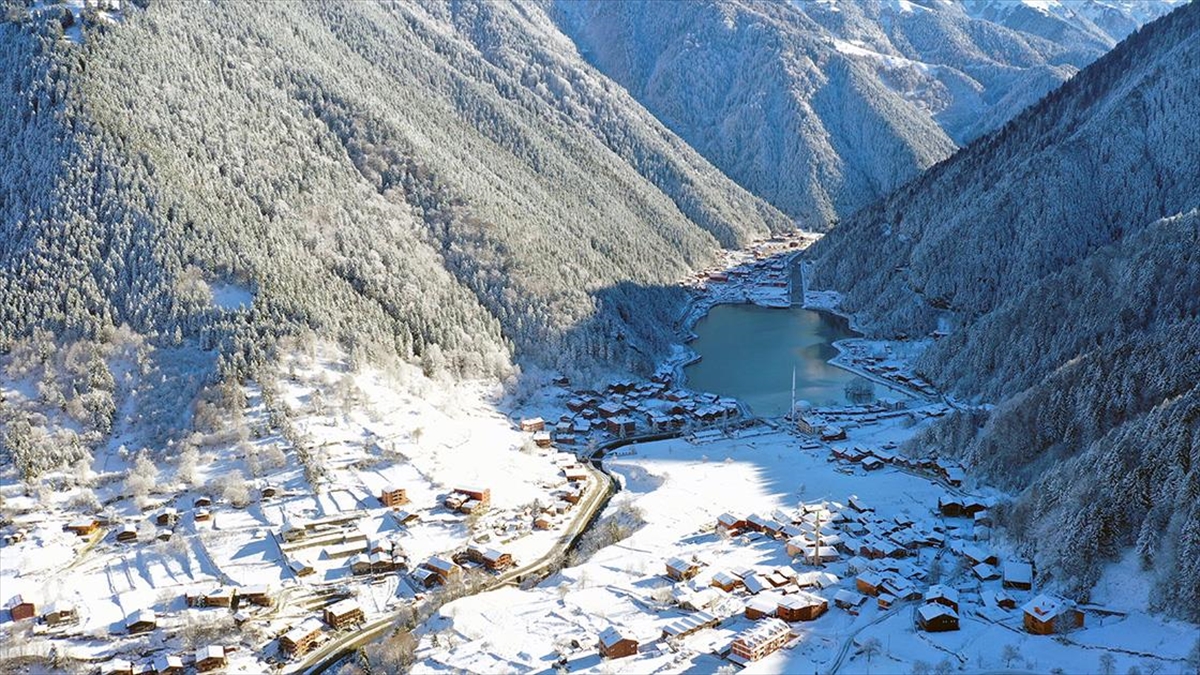 Türkiye'nin önemli turizm merkezlerinden Trabzon'un Çaykara ilçesindeki Uzungöl, kar yağışı