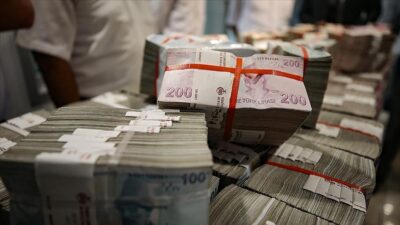 Uzmanlar, Türkiye Cumhuriyet Merkez Bankası'nın (TCMB) politika faiz oranını yüzde