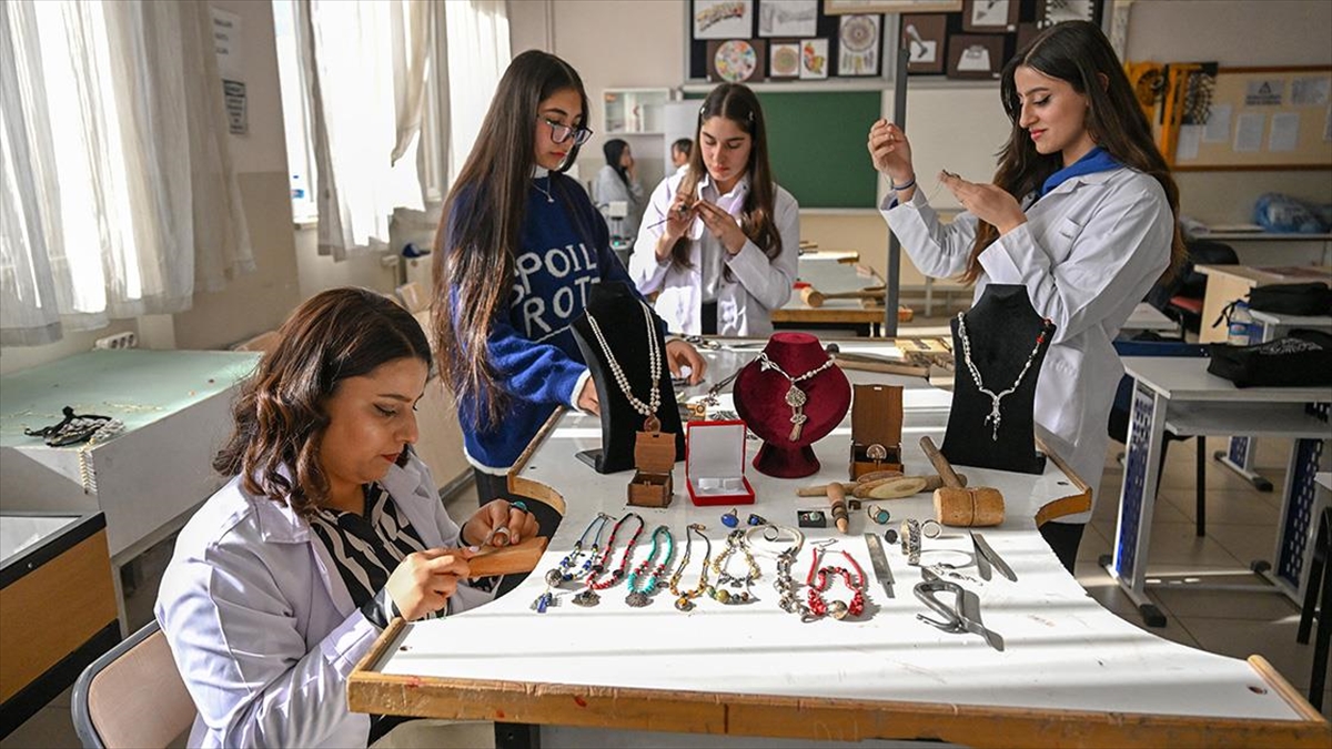 Merkezi Bursa'da bulunan Coşkunöz Eğitim Vakfının (CEV) hibe programı kapsamında