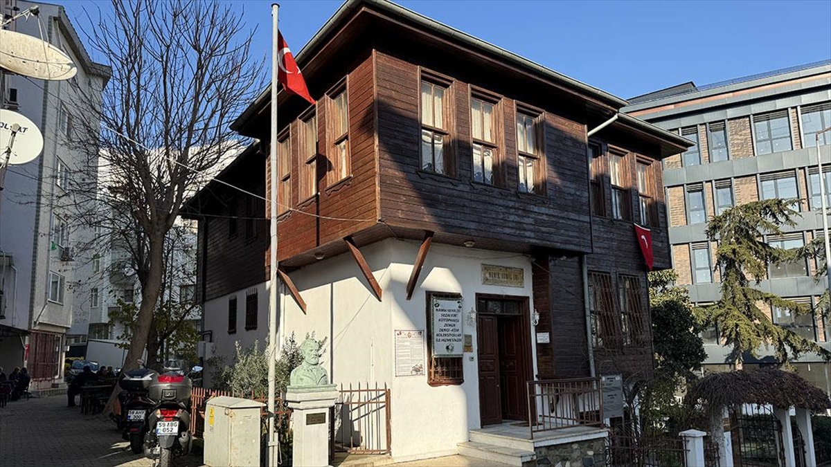 Türk Edebiyatı'nın "Vatan şairi" Namık Kemal'in eserleri ile vatandaşların evlerinden