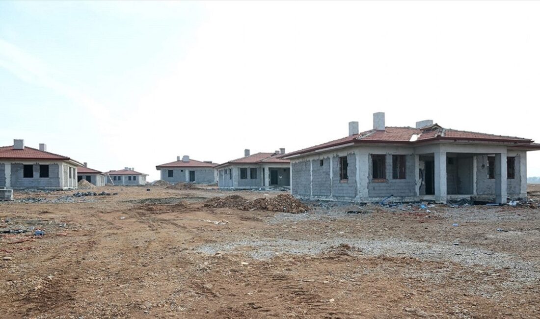 Kahramanmaraş merkezli depremlerin etkilediği Malatya'nın merkez Yeşilyurt ilçesinde köy evlerinin