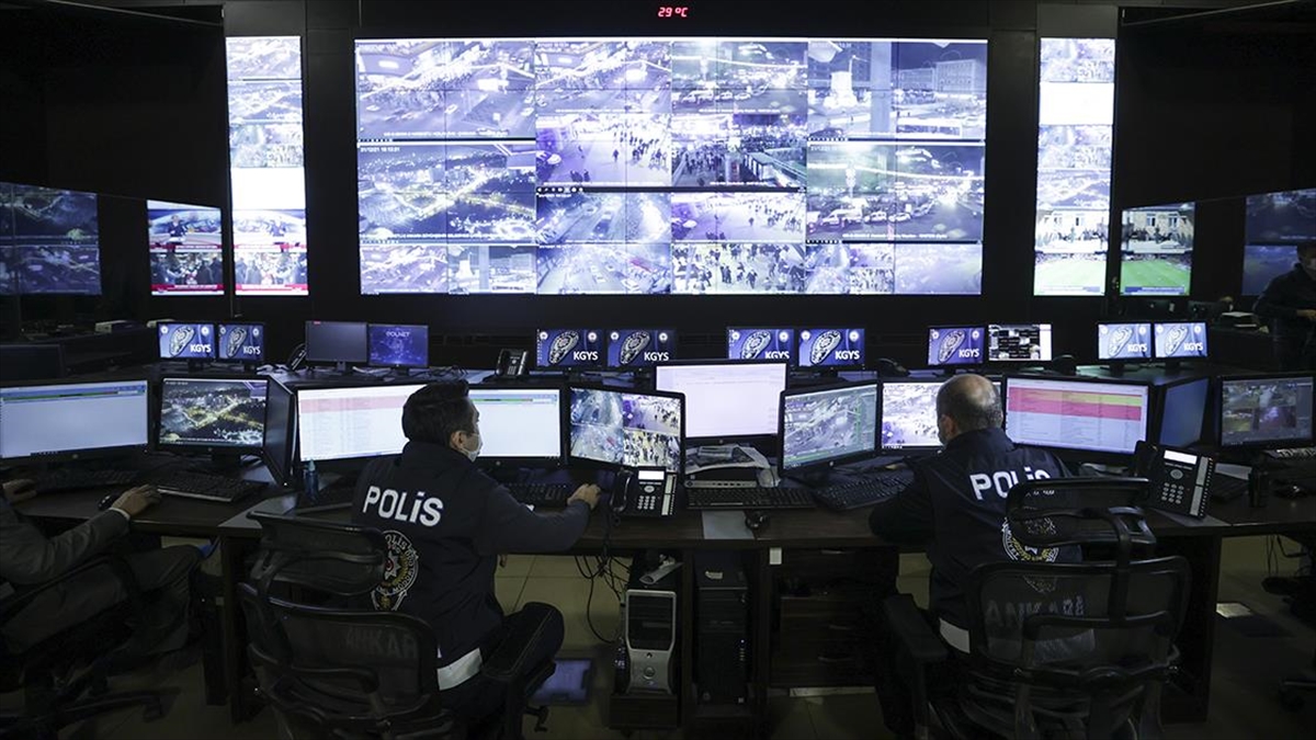 İçişleri Bakanı Ali Yerlikaya, yılbaşı tedbirleri kapsamında 167 bin 739'u