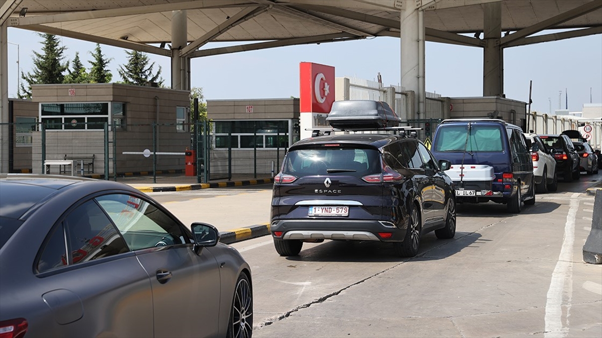 Yurt dışından emekli vatandaşların, geçici olarak Türkiye'ye getirdikleri yabancı plakalı