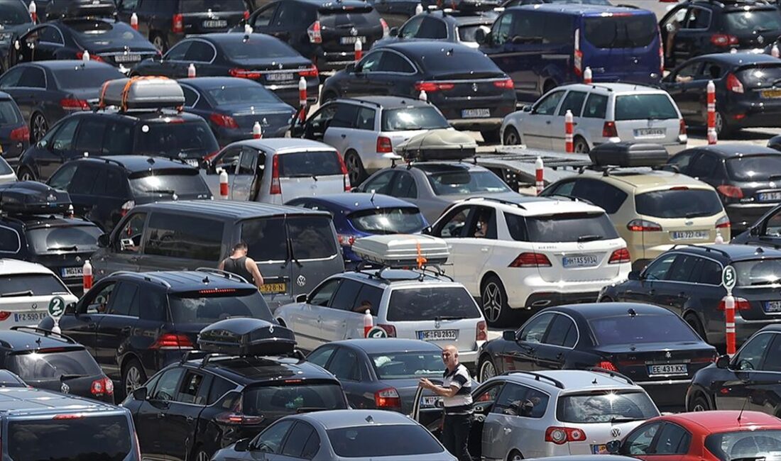 Yurt dışından emekli vatandaşların, geçici olarak Türkiye'ye getirdikleri yabancı plakalı