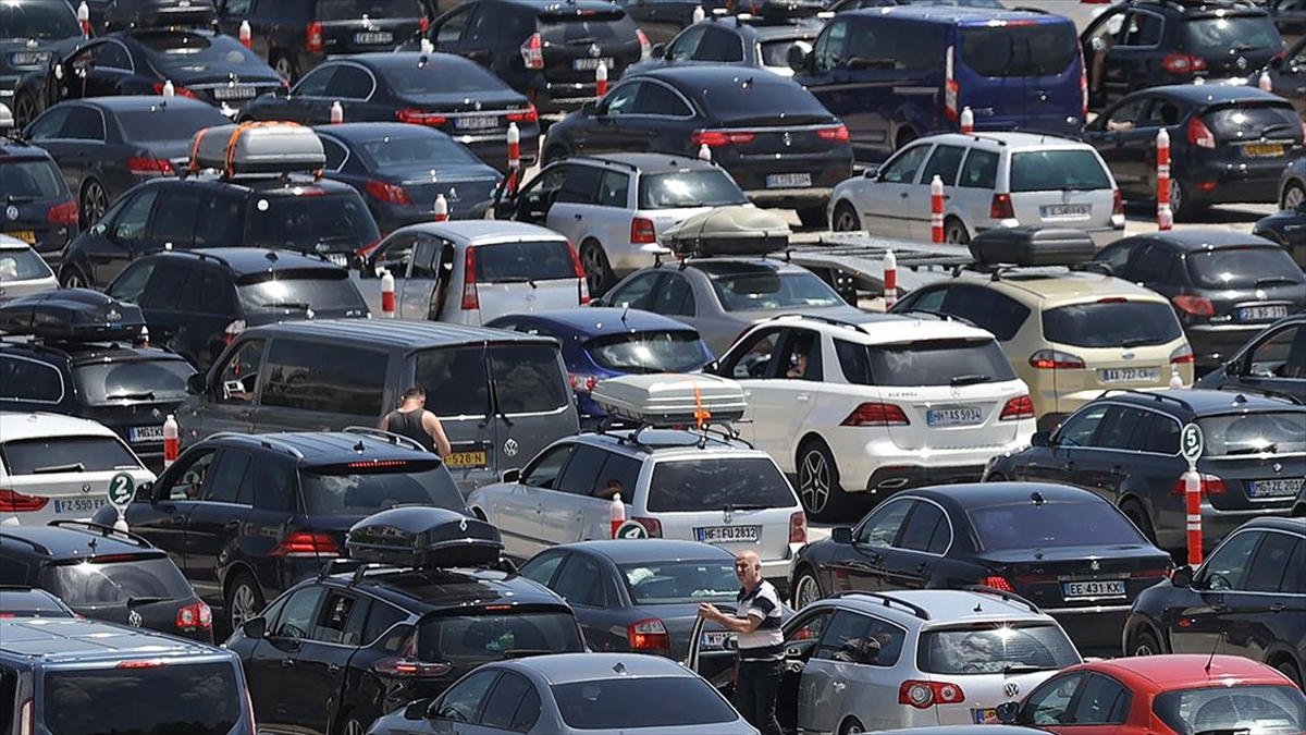 Yurt dışından emekli vatandaşların, geçici olarak Türkiye'ye getirdikleri yabancı plakalı