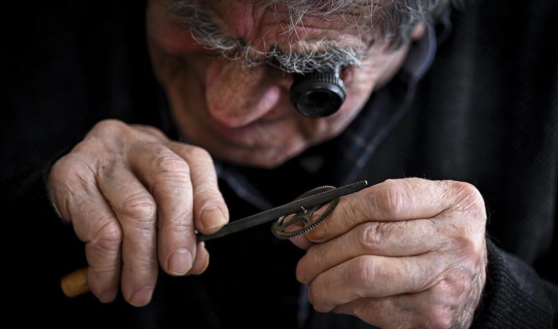 "Zamanın efendisi" olarak tanınan 78 yaşındaki mekanik saat tamircisi Özcan
