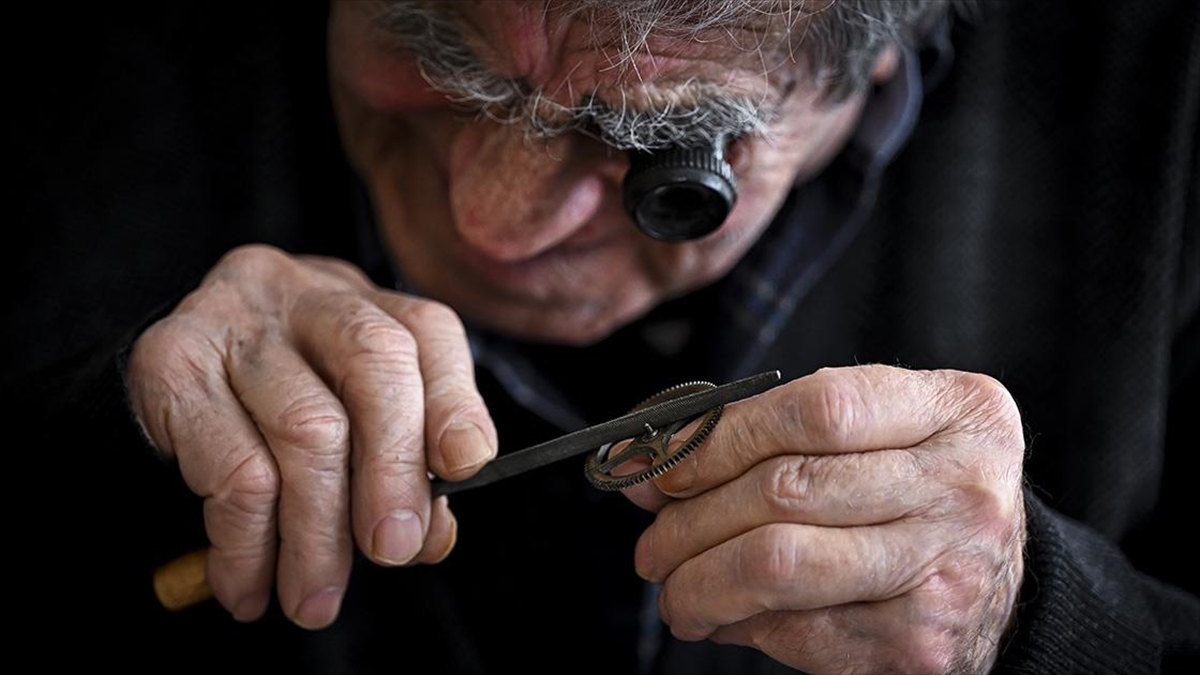 "Zamanın efendisi" olarak tanınan 78 yaşındaki mekanik saat tamircisi Özcan