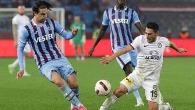 TRABZON (AA) – 3. dakikada Trabzonspor, gol&uuml; buldu. Sağ &ccedil;aprazdan
