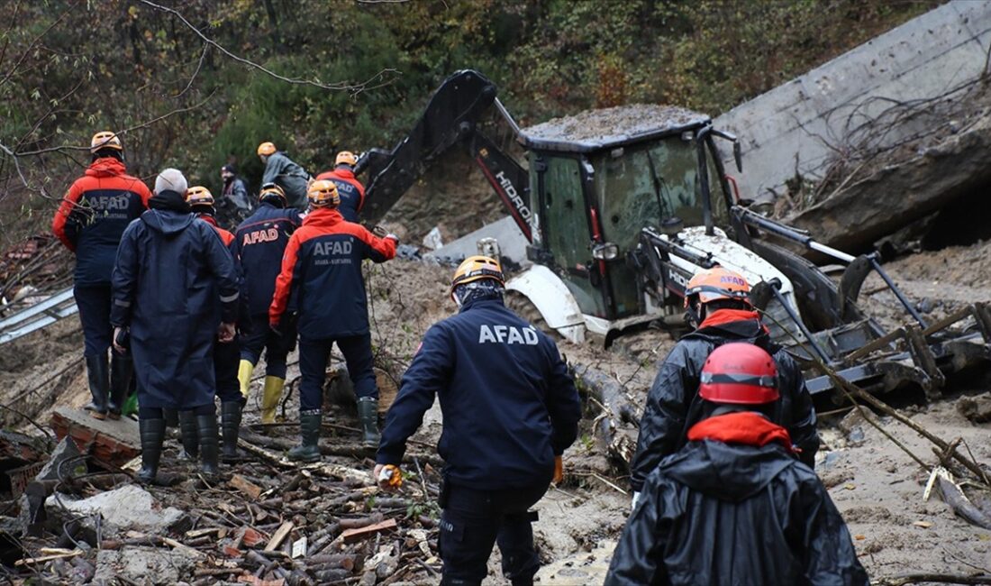 Zonguldak'ta heyelan nedeniyle tek katlı müstakil evin yıkılması sonucu göçük