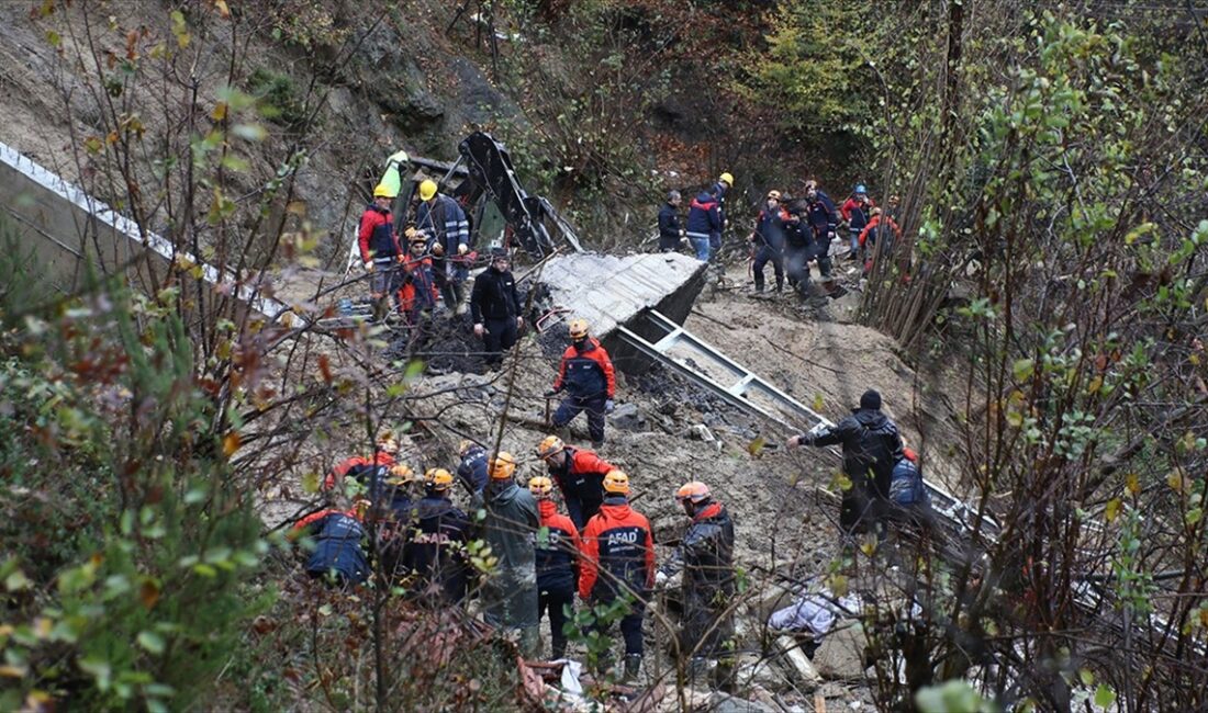 Sağlık Bakanı Fahrettin Koca, Zonguldak'ta heyelandan etkilenerek hastaneye nakledilen 23