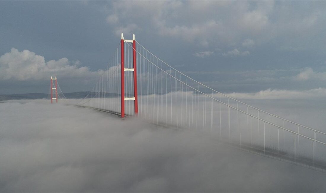 Çanakkale Boğazı'nda sabaha karşı başlayan sisin etkisiyle 1915 Çanakkale Köprüsü'nün