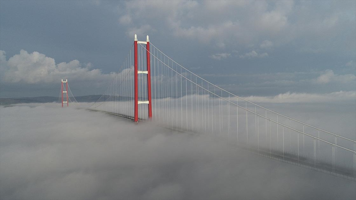 Çanakkale Boğazı'nda sabaha karşı başlayan sisin etkisiyle 1915 Çanakkale Köprüsü'nün