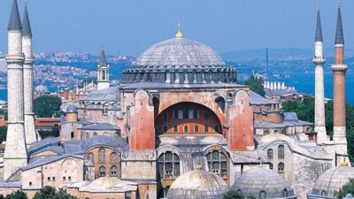 Akademisyen Talha Uğurluel, Ayasofya Cami’nin üst katının Türk vatandaşlarına yasaklandığını