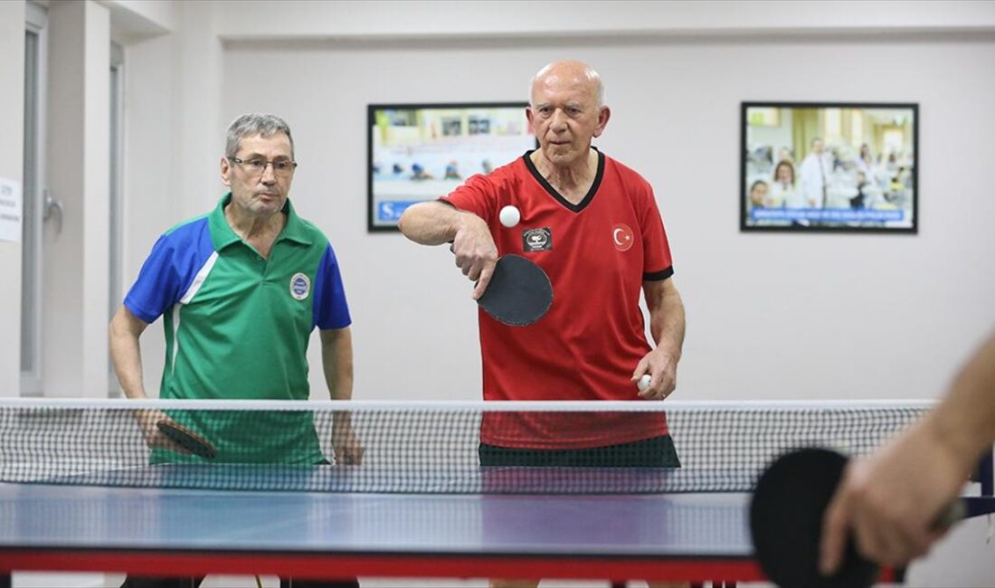 Eskişehir'de yaşayan 72 yaşındaki master masa tenisçi Şenel Altun, 55