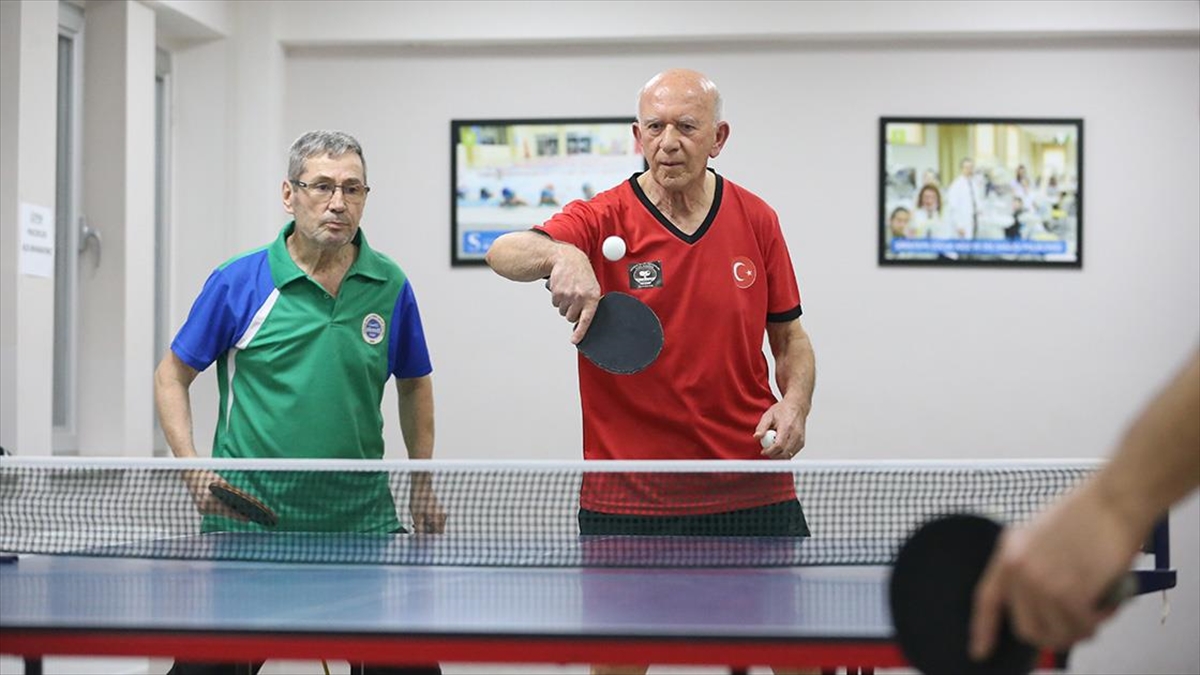 Eskişehir'de yaşayan 72 yaşındaki master masa tenisçi Şenel Altun, 55