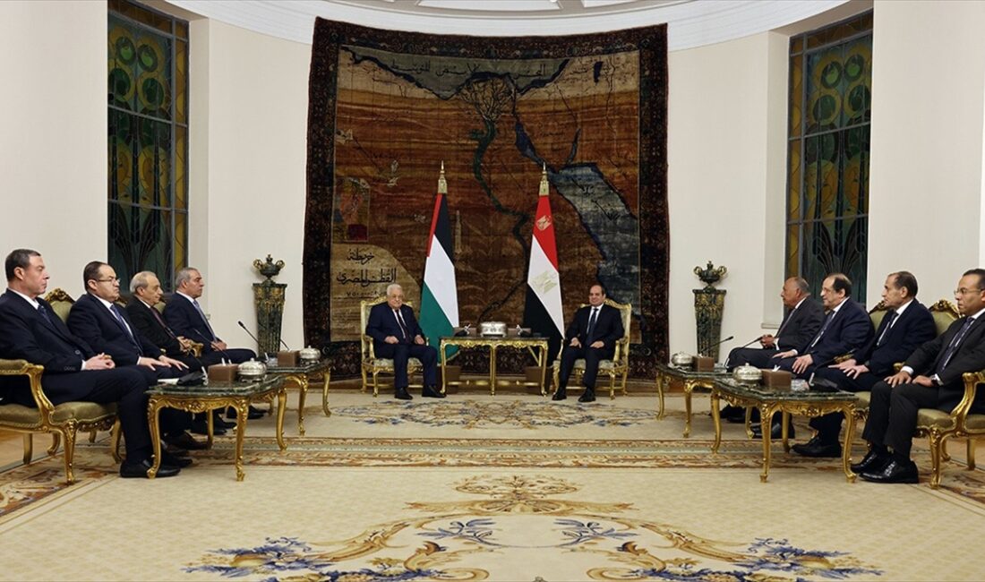 Filistin Devlet Başkanı Mahmud Abbas, Mısır Cumhurbaşkanı Abdulfettah es-Sisi'yle Kahire'deki