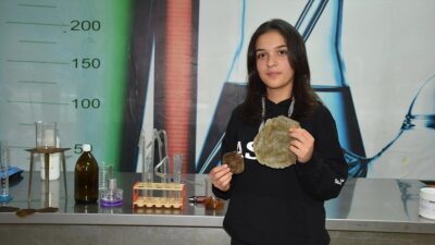 Adana'da lise öğrencisi Fatma Nur Salman, kombucha mantarının atıklarını kullanarak