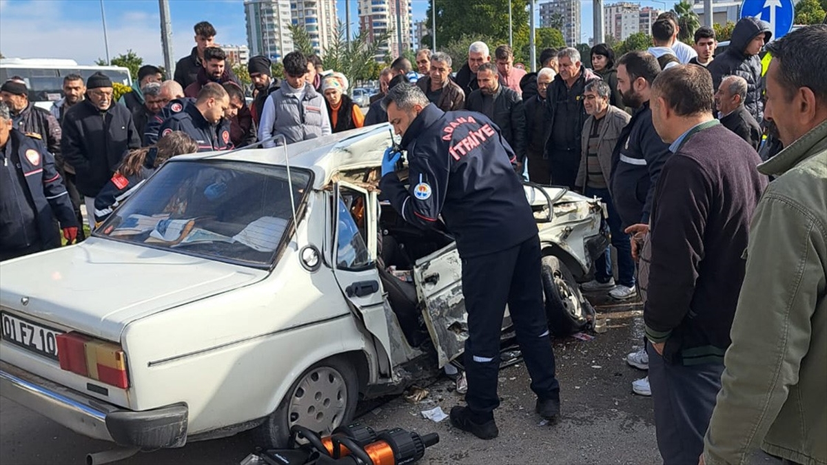Adana'da minibüs ile otomobilin çarpışması sonucu yaralanan 9 kişi hastanelere