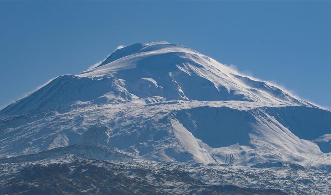 Ağrı Dağı'nda etkili olan tipi ve fırtına anı kameraya yansıdı.