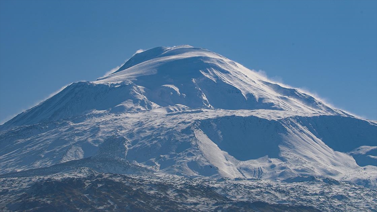 Ağrı Dağı'nda etkili olan tipi ve fırtına anı kameraya yansıdı.