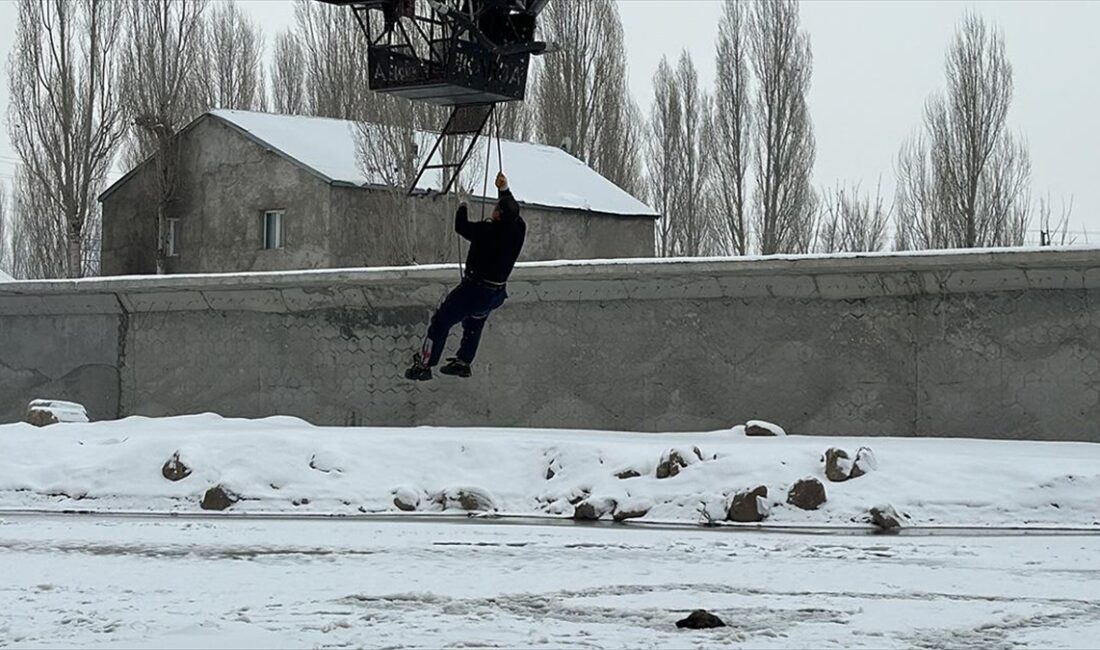 AĞRI (AA) – Bir köpeğin, soğuk havanın etkisiyle donan nehirden