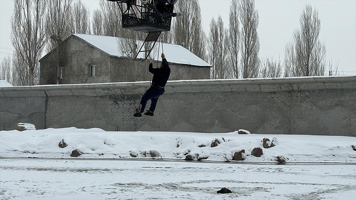 AĞRI (AA) – Bir köpeğin, soğuk havanın etkisiyle donan nehirden