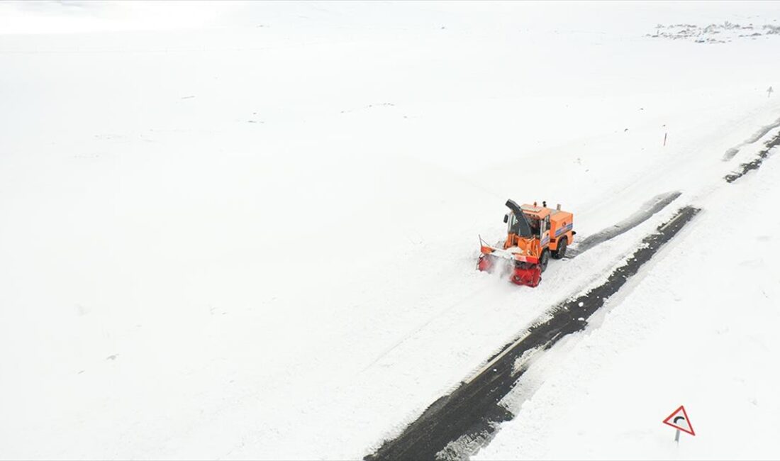 Ağrı'da ekipler yolları açık tutmak için 2 bin rakımda karla mücadele ediyor Karayolları 123. Şube Şefliği ekipleri, Ağrı ile Kars'ın Kağızman ilçesini