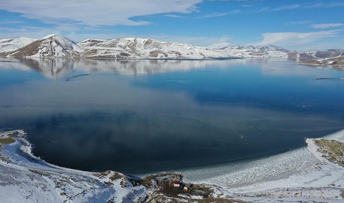 Ağrı'da yüzeyi buzla kaplanan Balık Gölü doğa tutkunlarını bekliyor Dondurucu soğukların etkisiyle yüzeyi buz tutan Ağrı'daki Balık Gölü ve