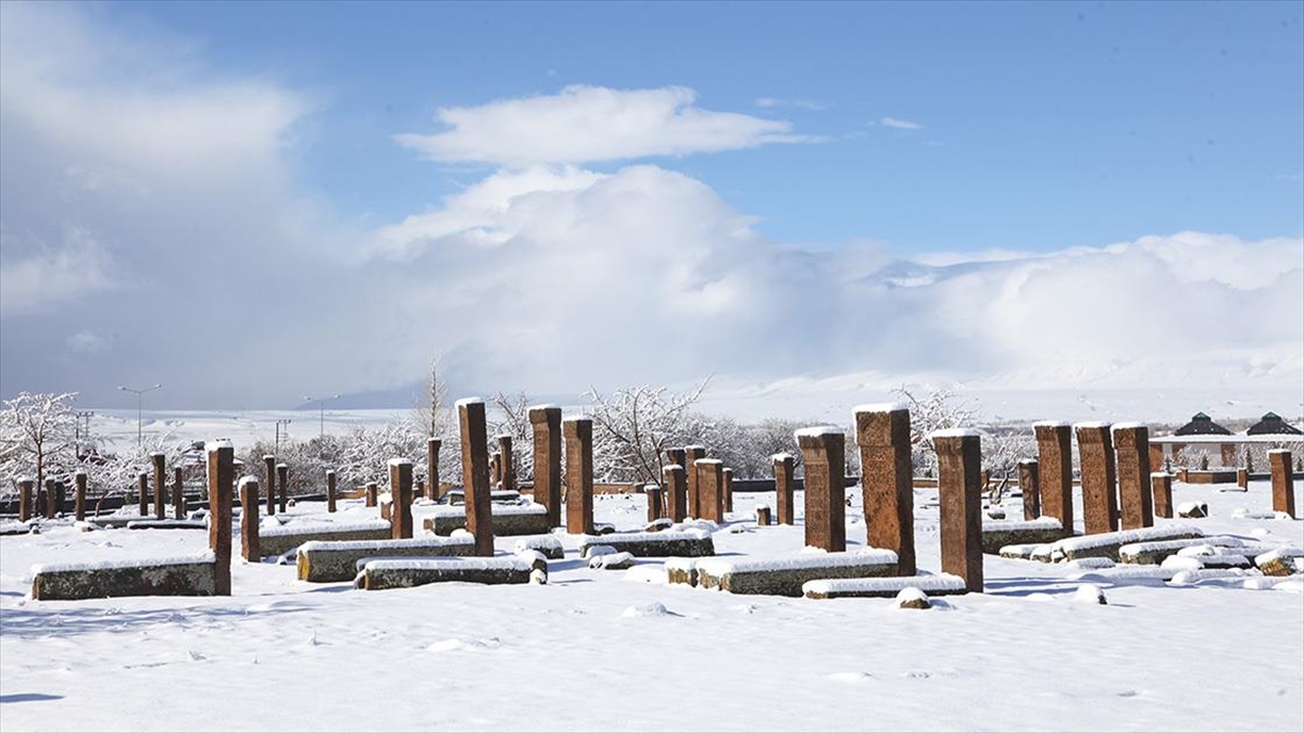 Bitlis'in Ahlat ilçesinde etkili olan kar, tarihi Selçuklu Meydan Mezarlığı'nı