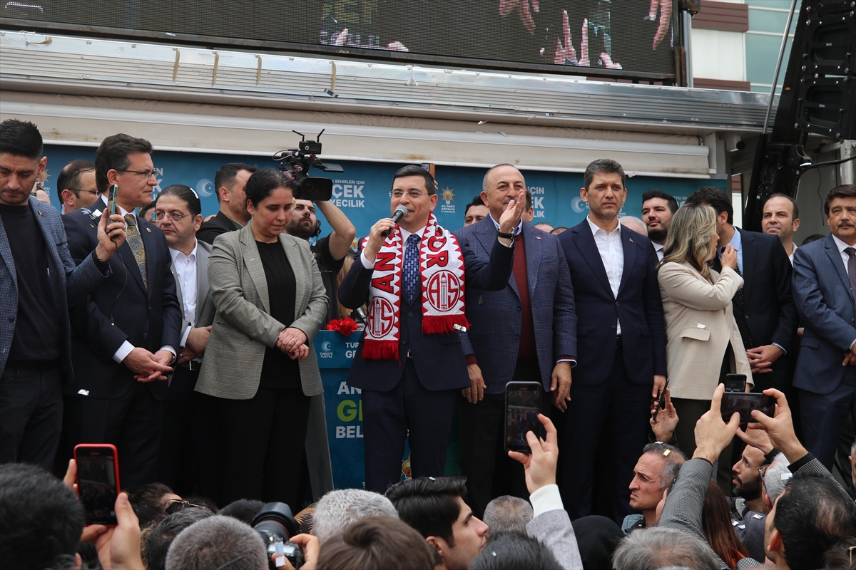 AK Parti'nin Antalya Büyükşehir Belediye Başkan adayı Tütüncü, çiçeklerle karşılandı