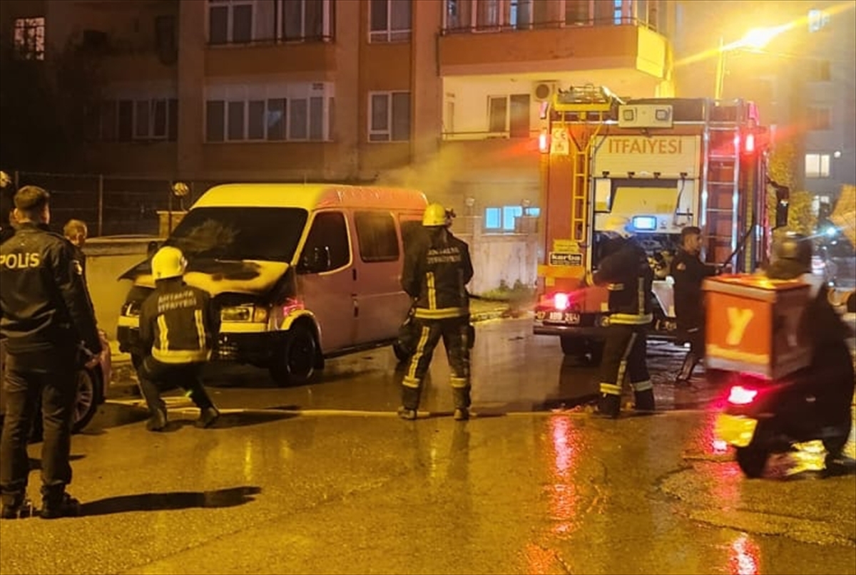 ANTALYA (AA) – Antalya'nın Alanya ilçesinde seyir halindeki minibüste çıkan