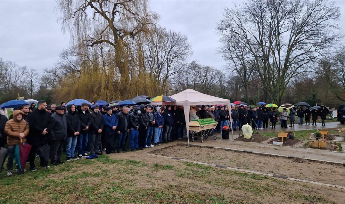 KÖLN (AA) – Elinde bıçak olduğu gerekçesiyle polis tarafından sokak